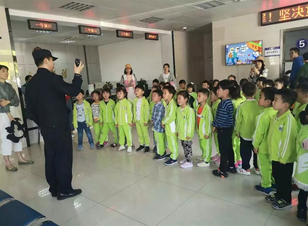 警幼零距离——天润城贝特幼儿园中班年级组参观派出所社会实践活动